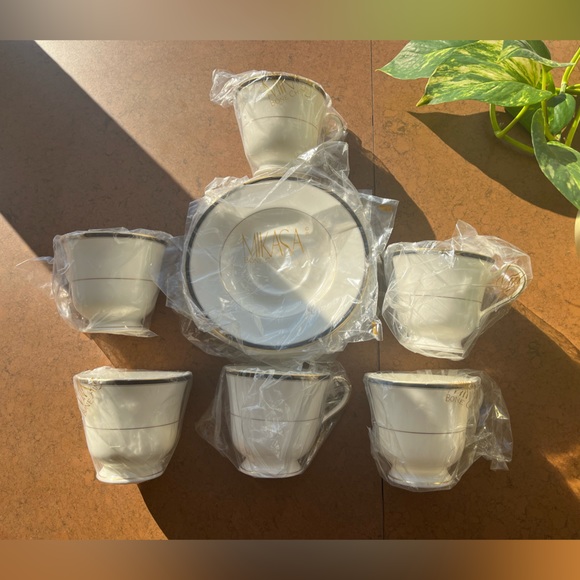 NWT Mikasa Academy CAH05 Bone China Teacups Saucers Set of White